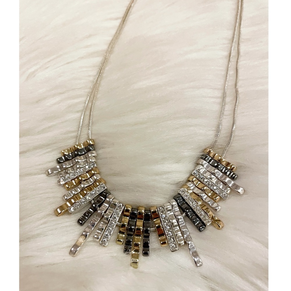 • Statement Necklace • - Picture 3 of 4